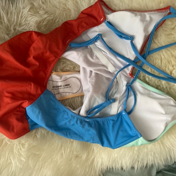 Cupshe one piece slimming swimsuit - Picture 2 of 3